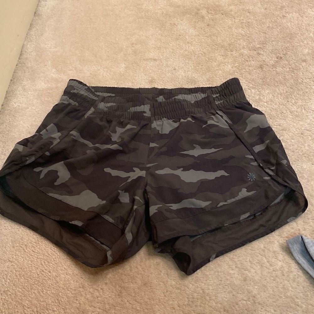 Athleta Mesh Racer Run Short 4" camo XS